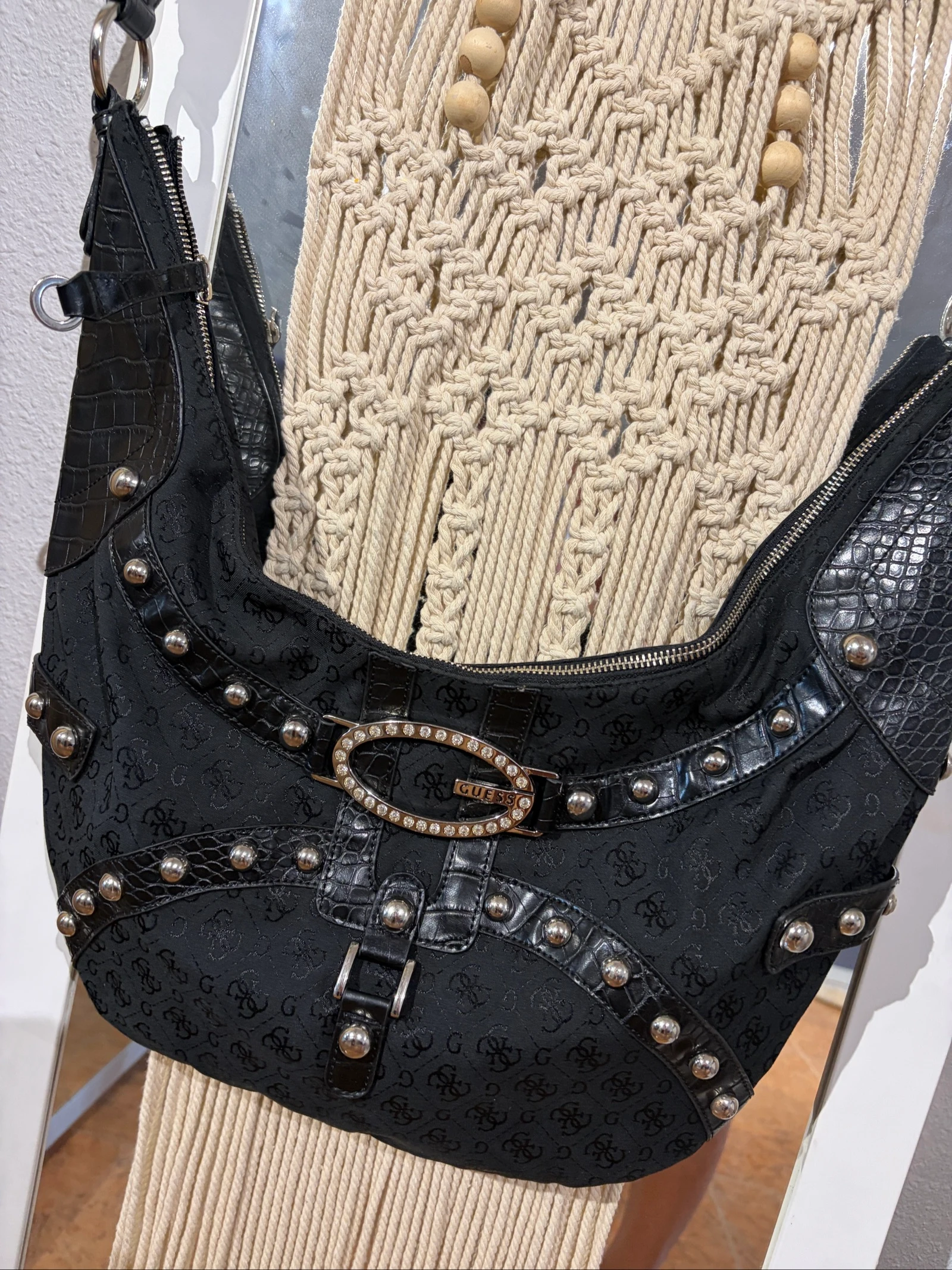 Sac à épaule clouté noir vintage Y2K Guess – Début des années 2000 – photo 3